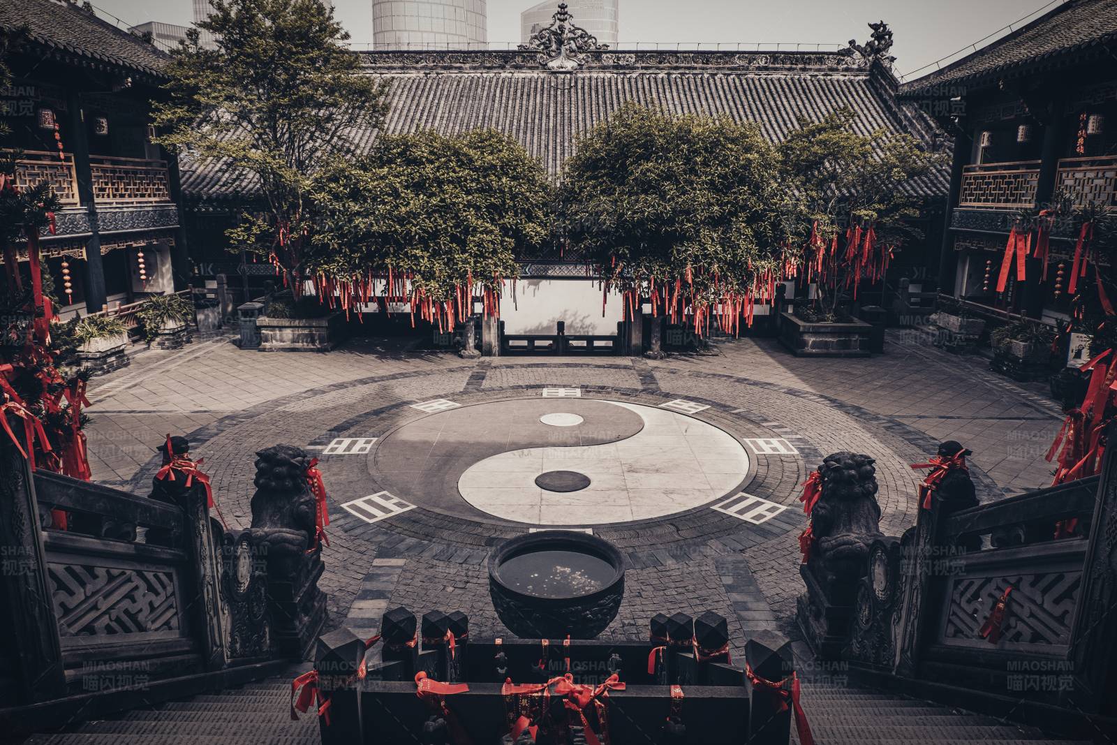 寺庙庭院的太极图案图片