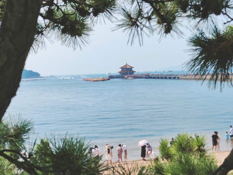 海滨古塔游人如织图片