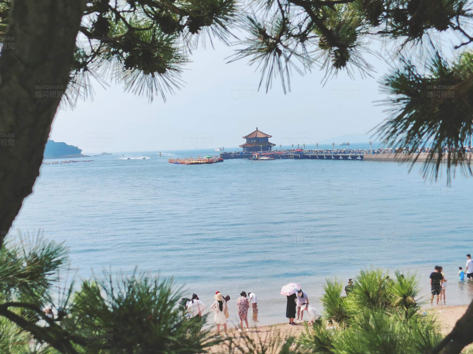 海滨古塔游人如织图片