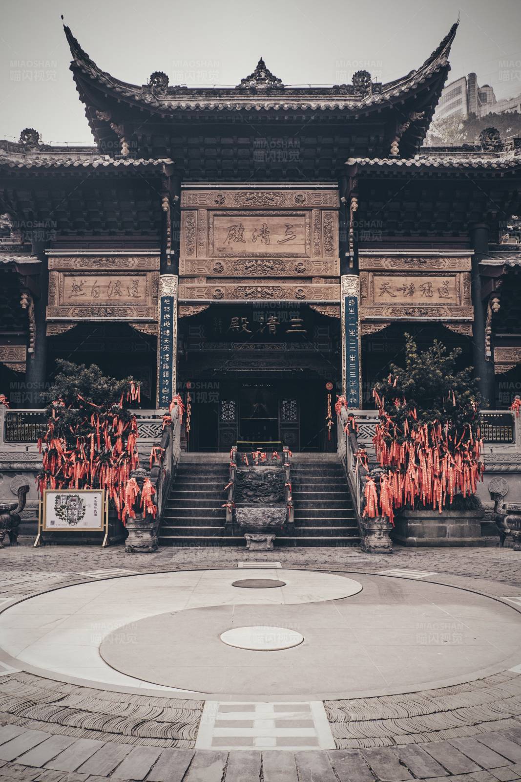 古寺前的太极广场图片