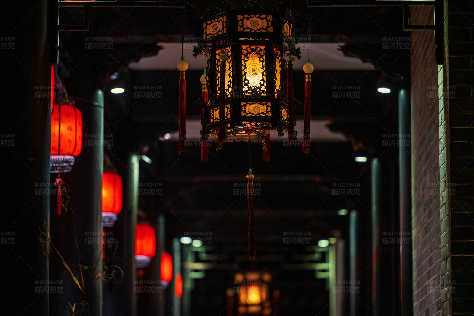 夜色中的灯笼走廊图片