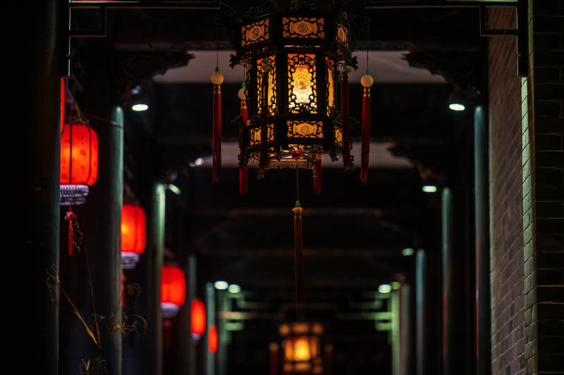 夜色中的灯笼走廊图片