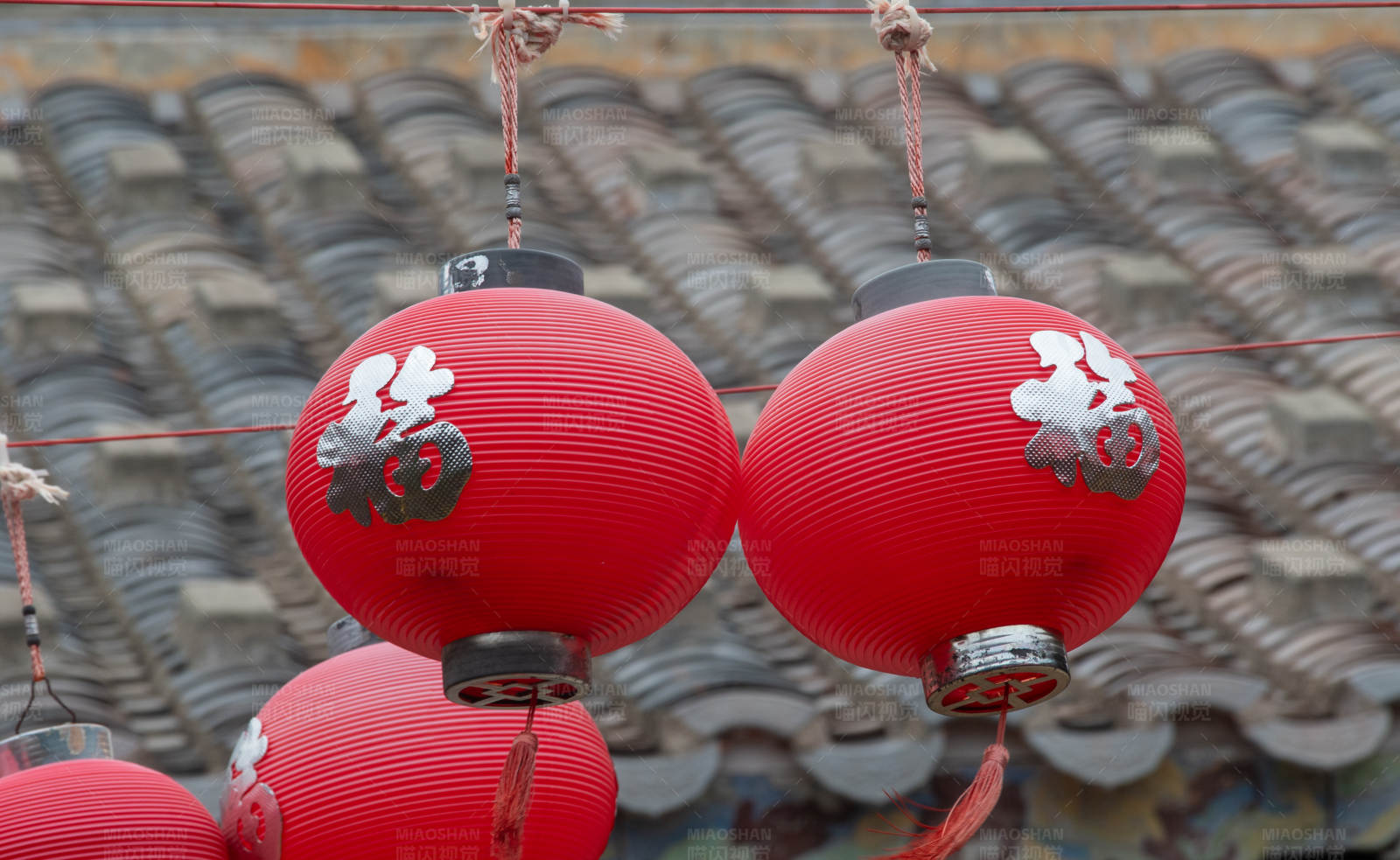 红灯笼高挂屋顶前图片