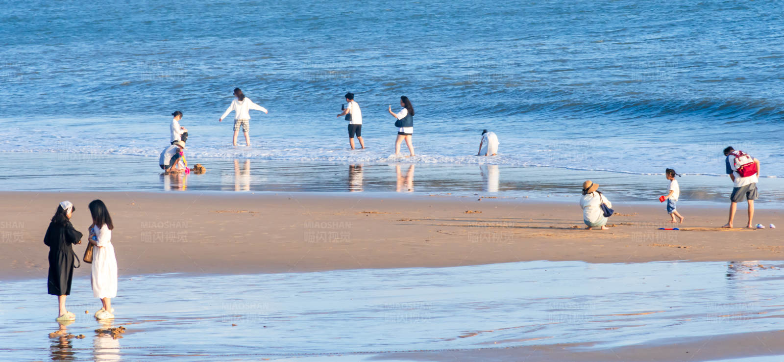 海滩上的欢乐时光图片