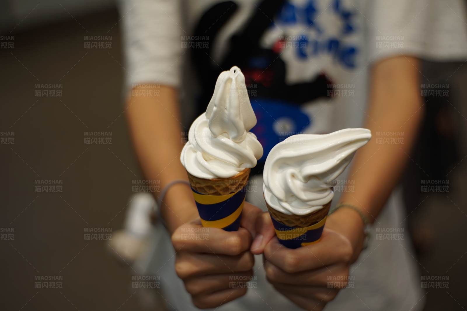 冰淇淋甜筒特写图片