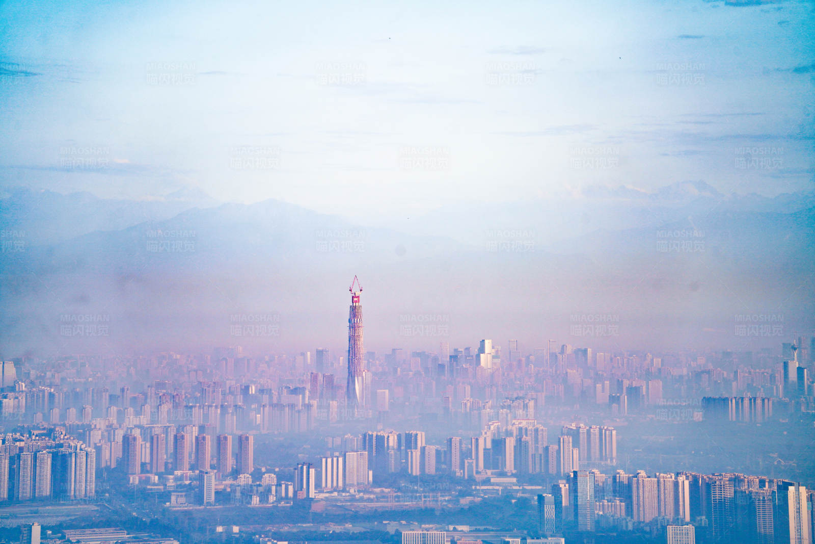 雾霭中的成都城市天际线图片