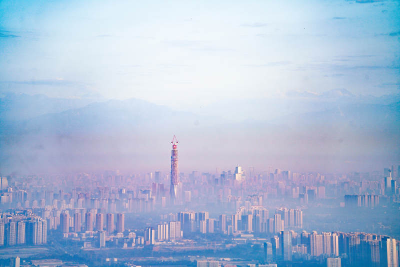 雾霭中的成都城市天际线图片