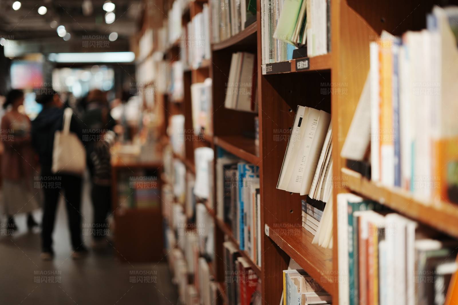 书店书架图片