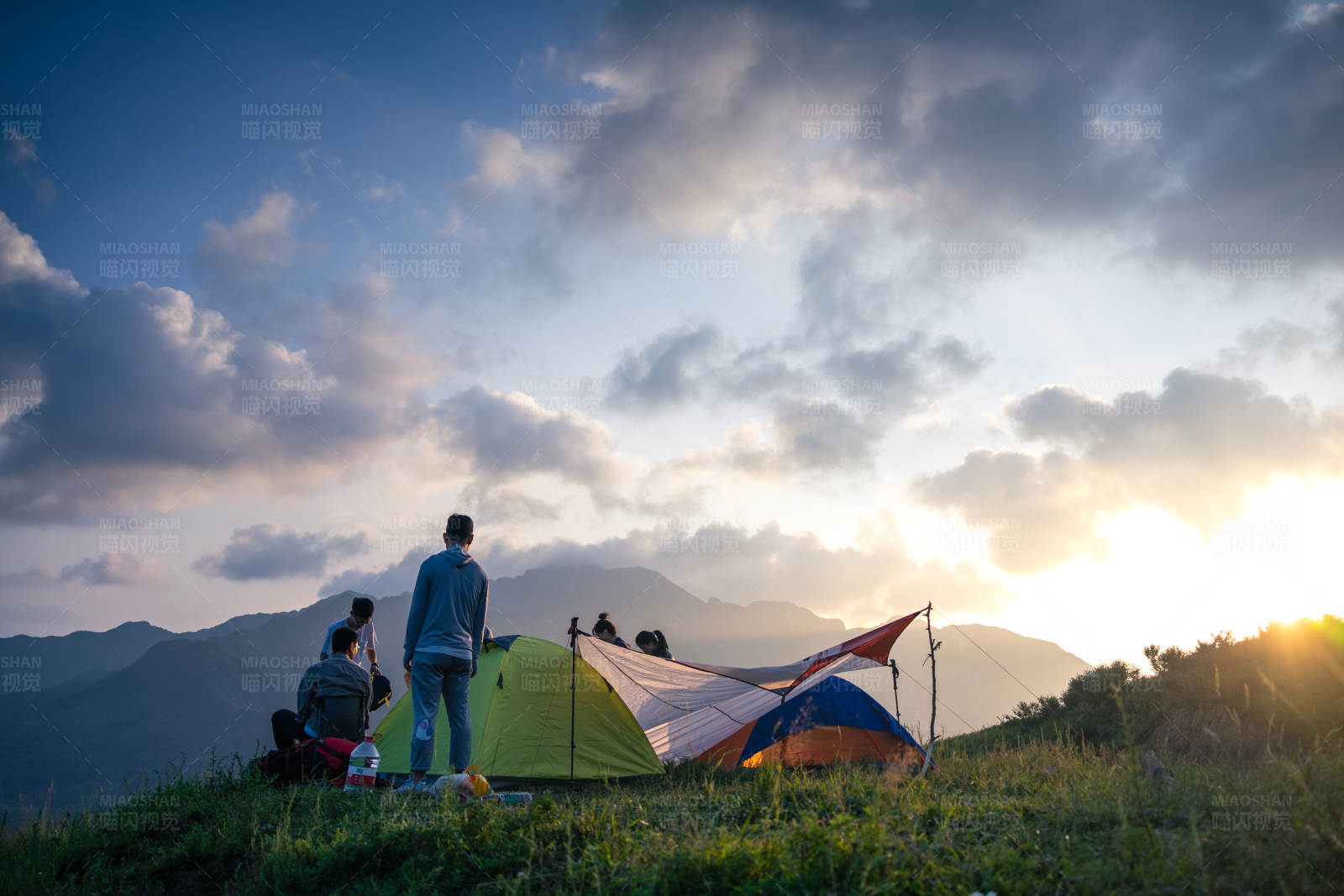 山间露营赏日出图片