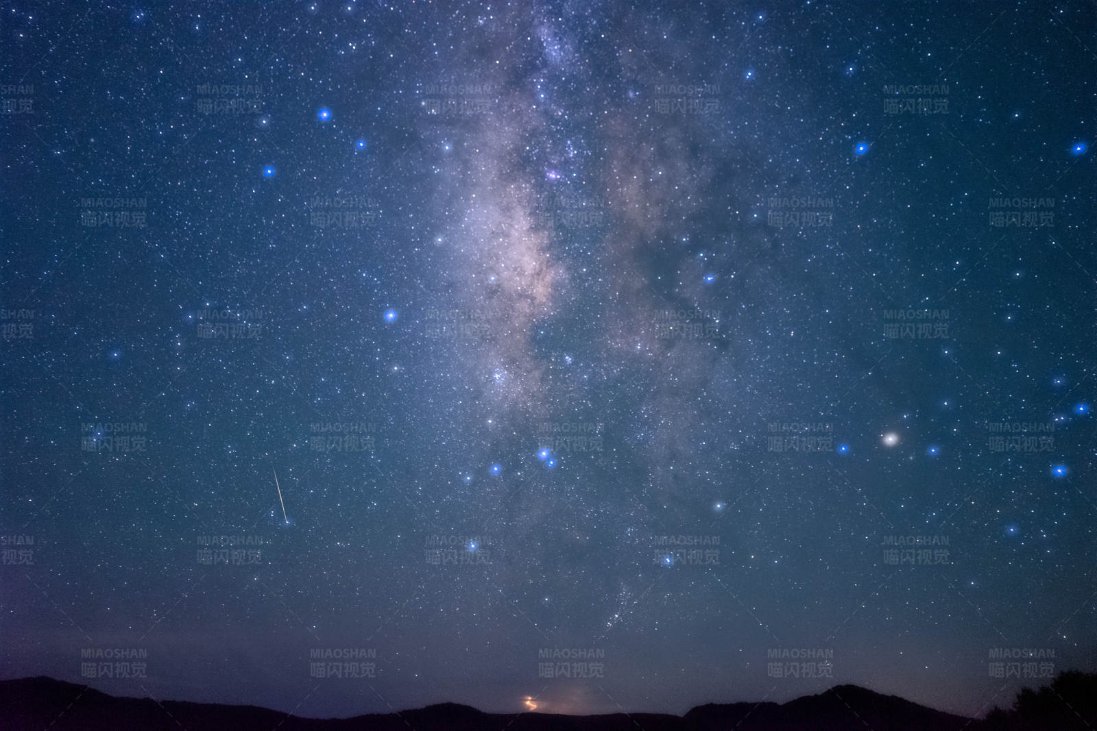 星空下的银河图片