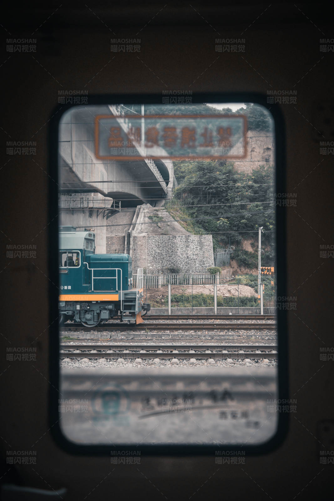 窗外的铁路风景图片