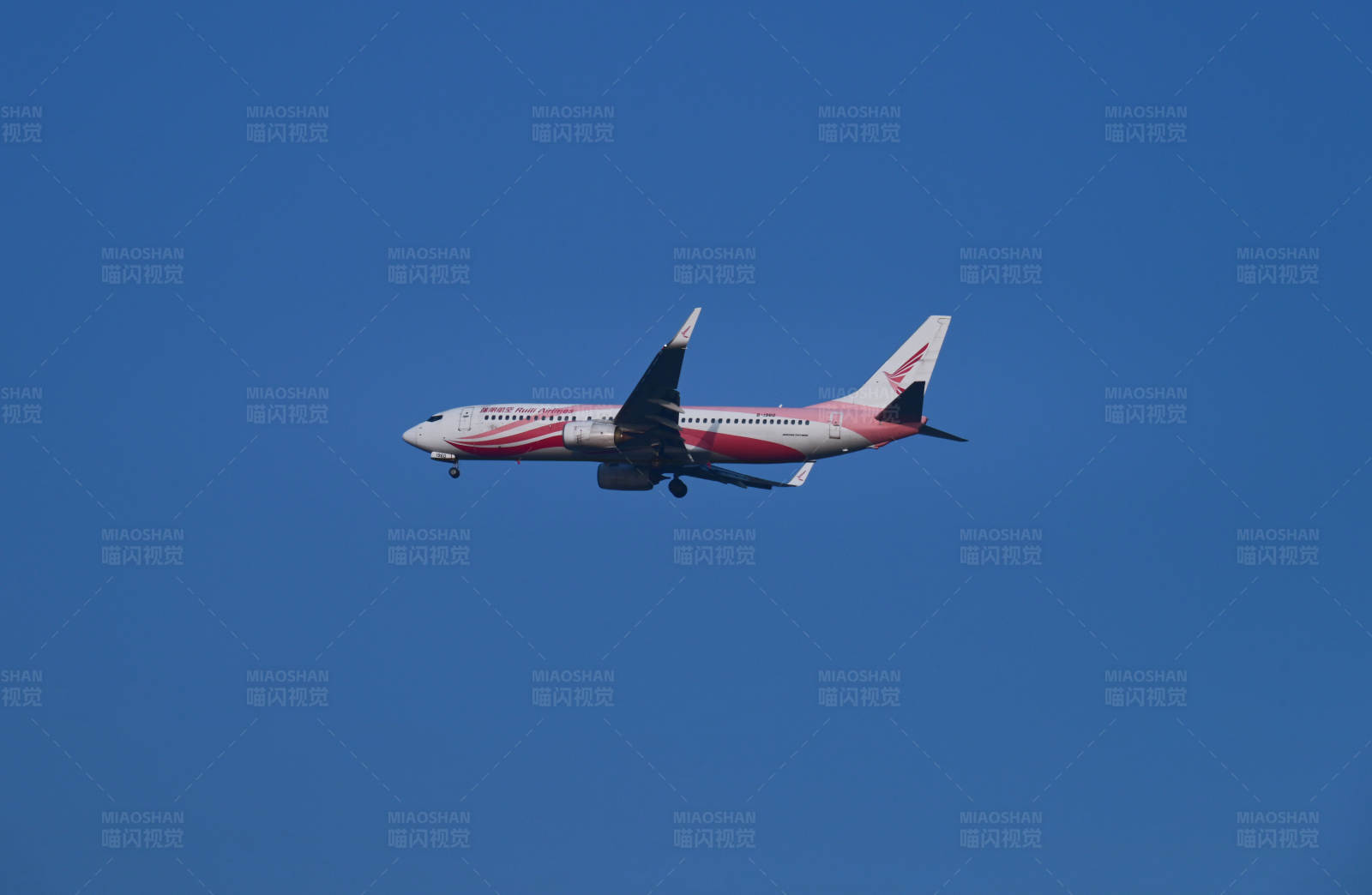 蓝天下的粉白飞机图片