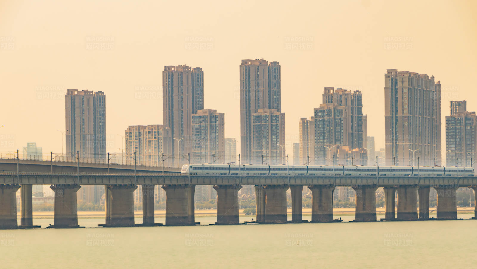 江边高楼林立图片