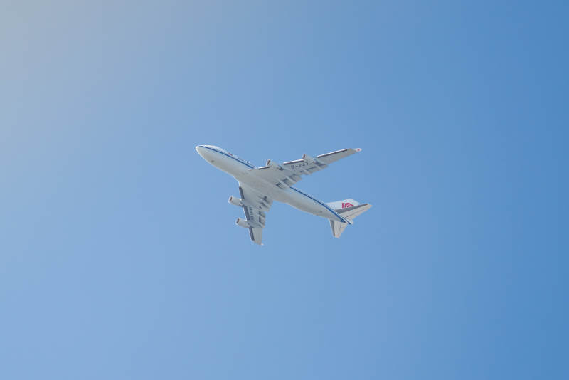 蓝天下的国航波音747图片