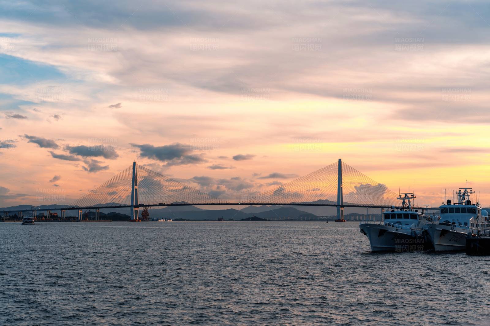 夕阳下的汕头礐石大桥图片