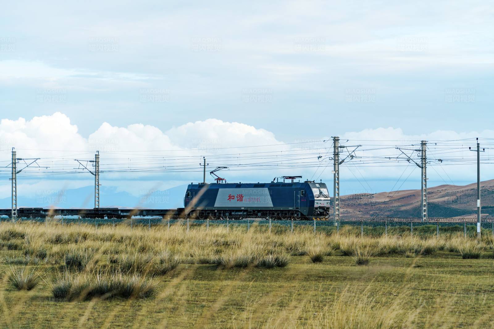草原上的货运列车图片