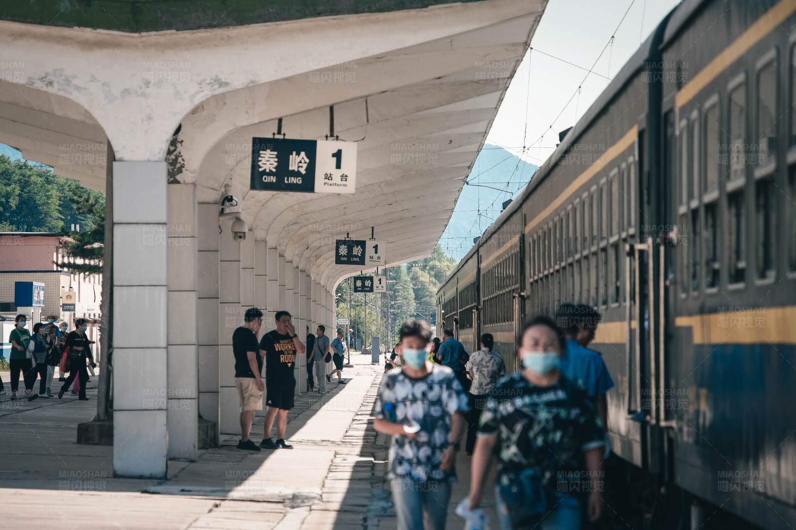 火车站台候车场景图片