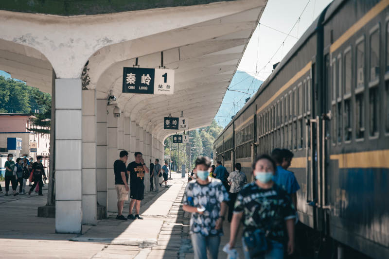 火车站台候车场景图片