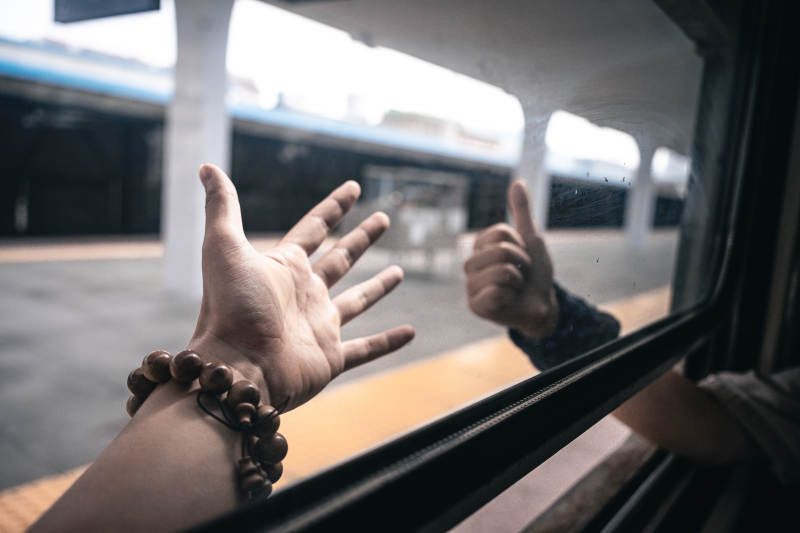 车站告别 手势传情图片