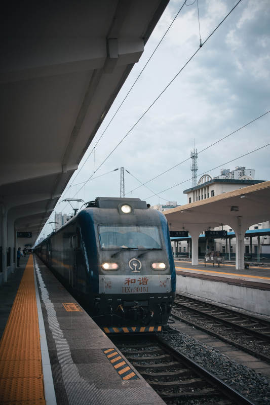 火车站台上的和谐号列车图片