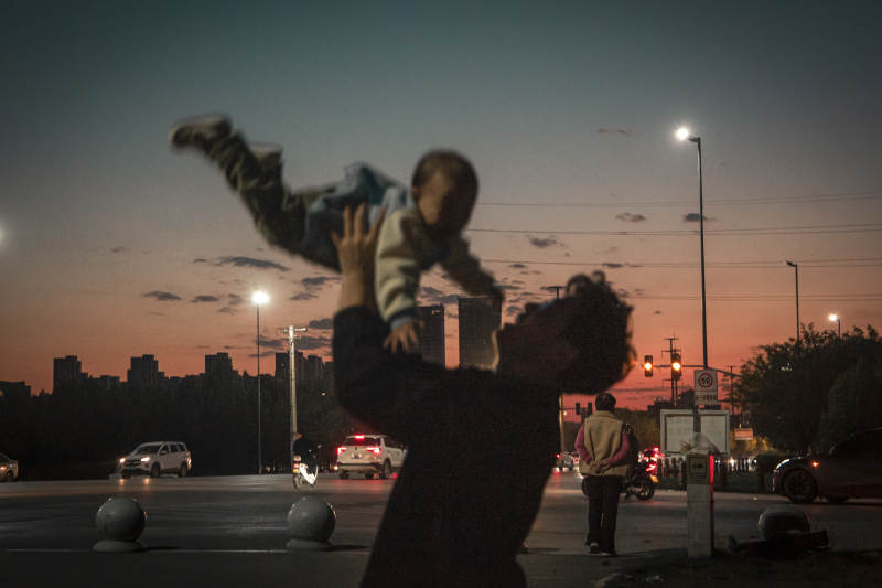 夕阳下的亲子时光图片