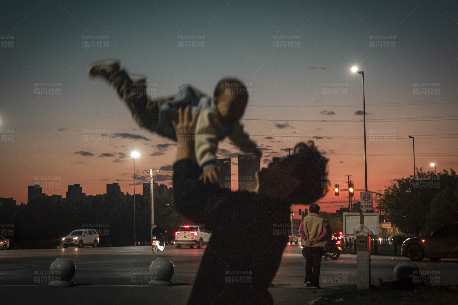 夕阳下的亲子时光图片