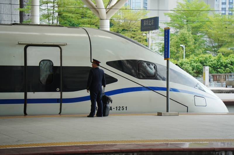 高铁站台上的乘务员图片