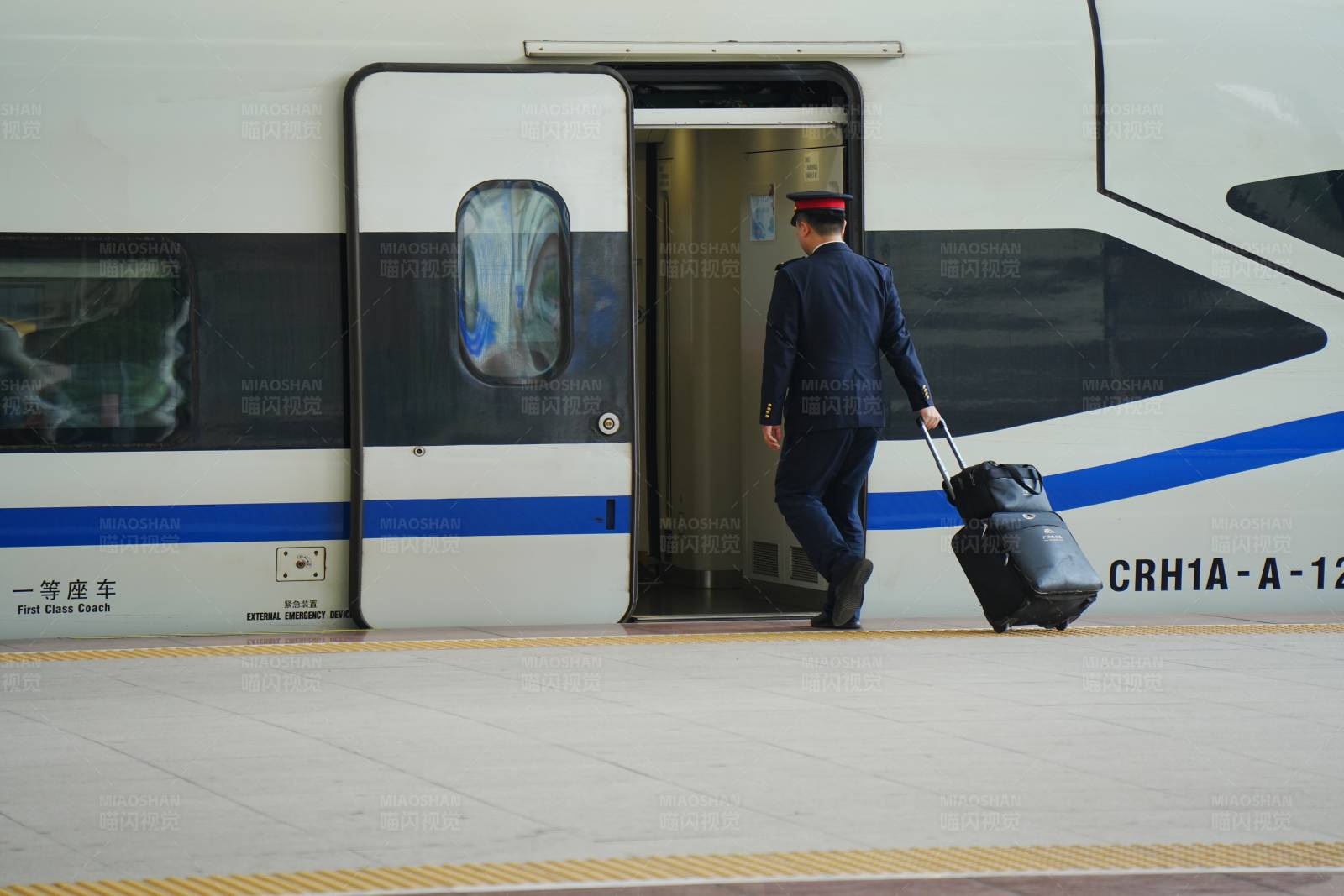高铁乘务员准备上车图片