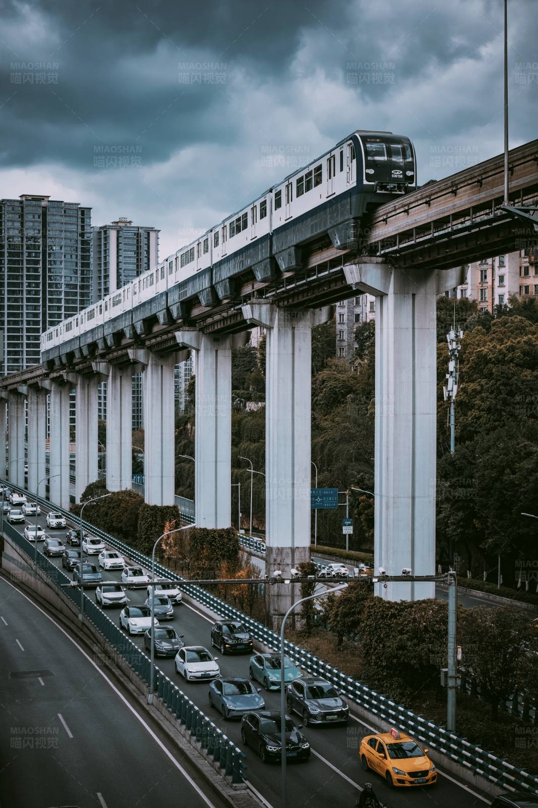 高架地铁与城市交通图片