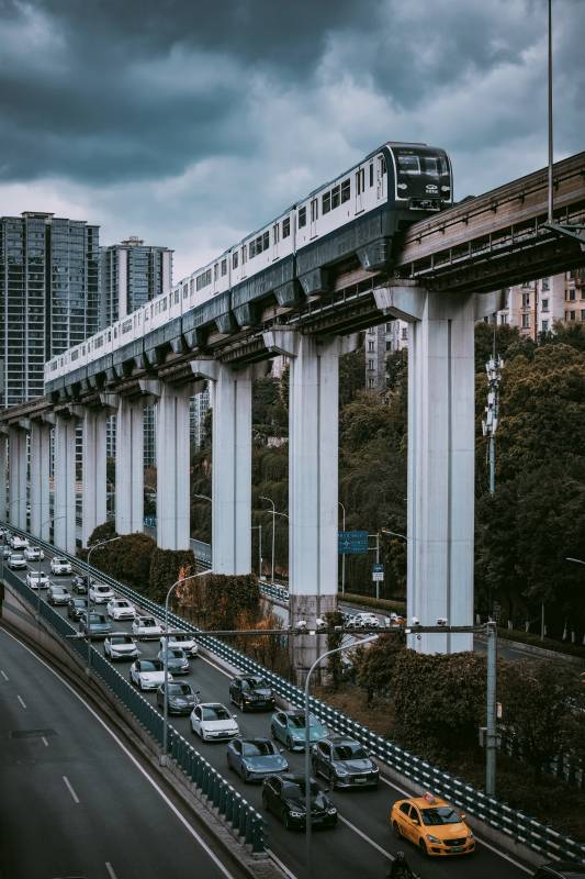 高架地铁与城市交通图片