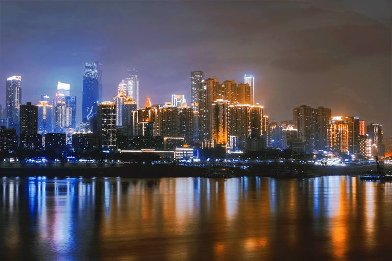 夜色中的城市倒影图片