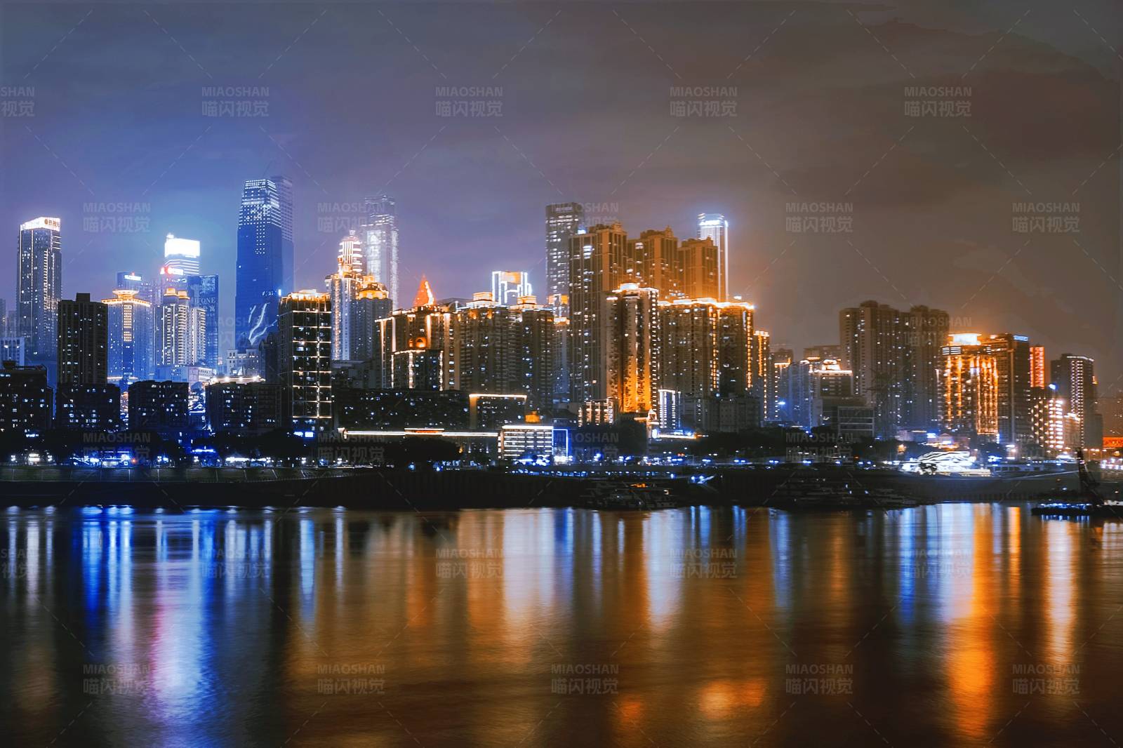 夜色中的城市倒影图片