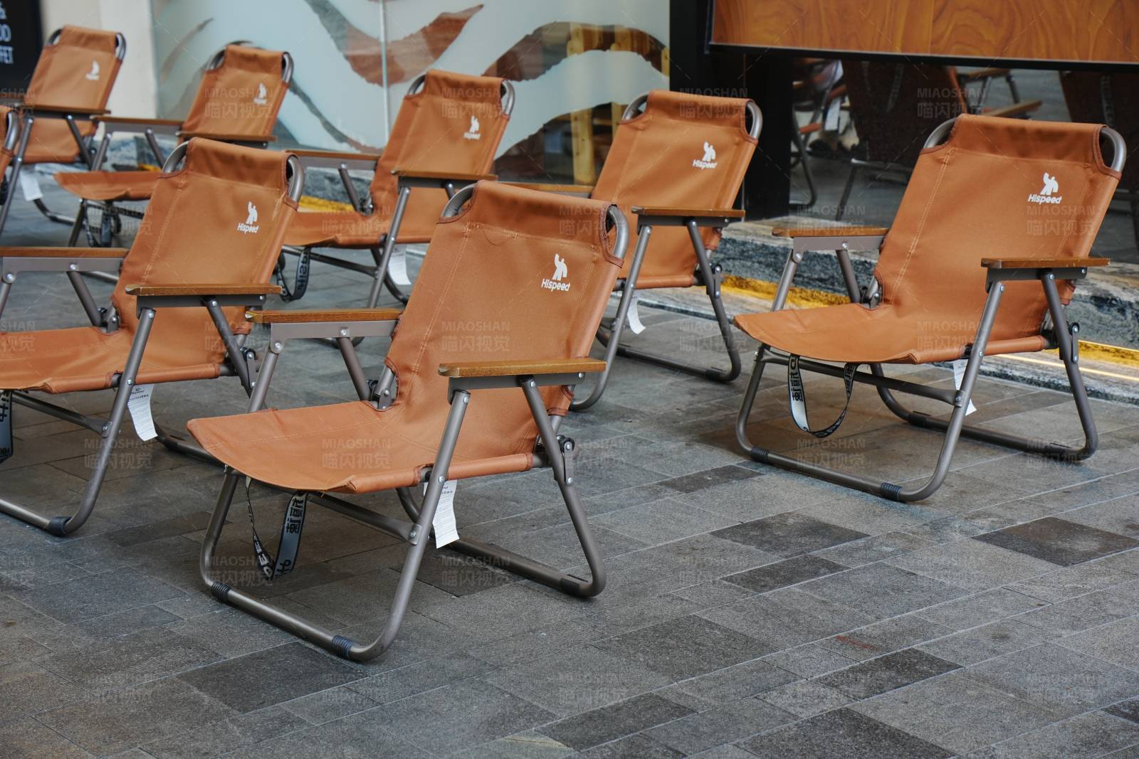 橙色折叠椅的室内排列图片