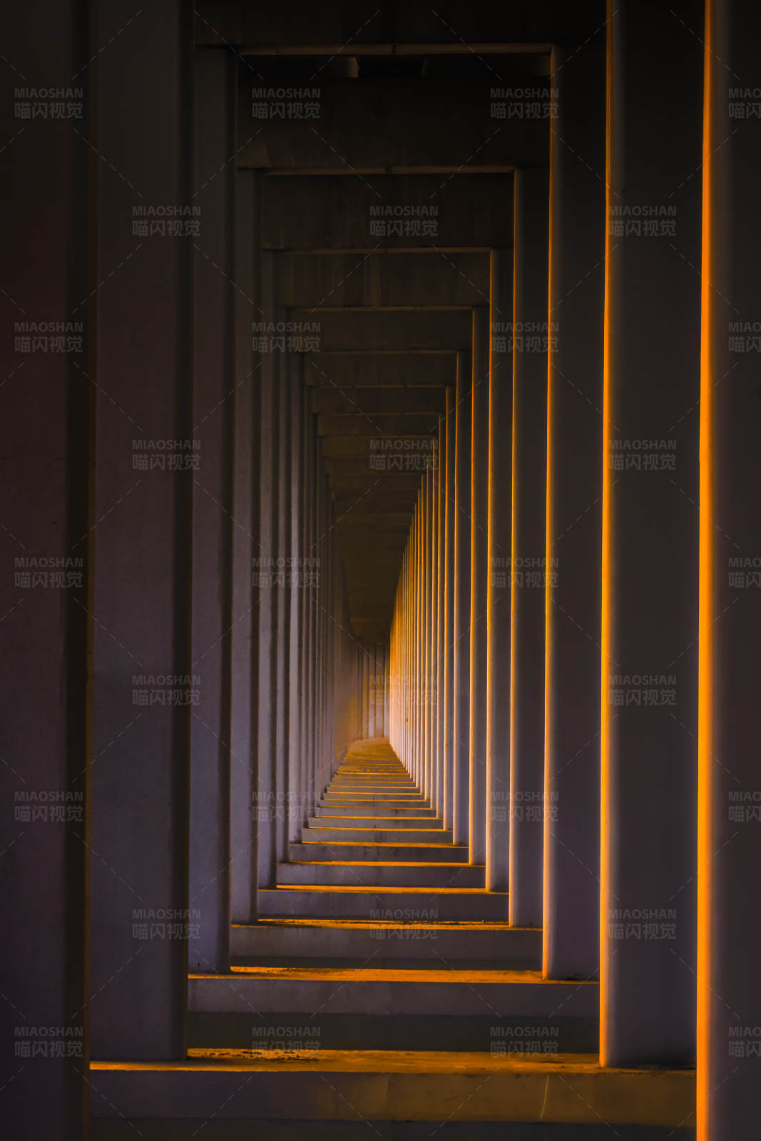 光与影的隧道图片