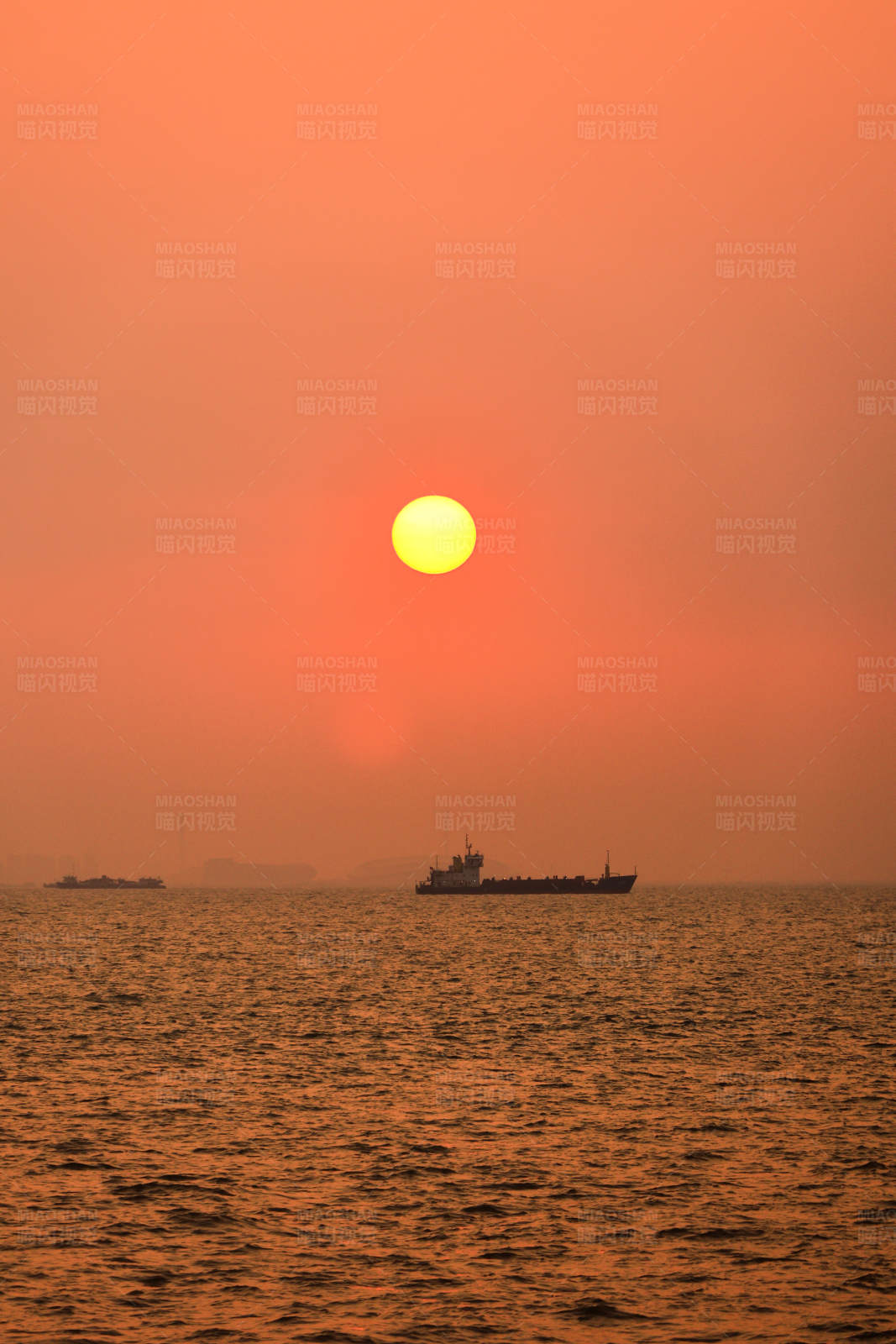 海上夕阳船影图片