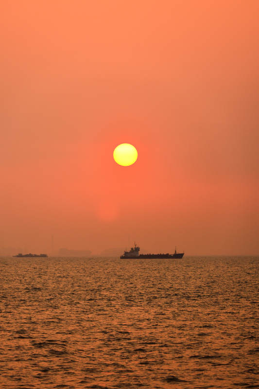 海上夕阳船影图片