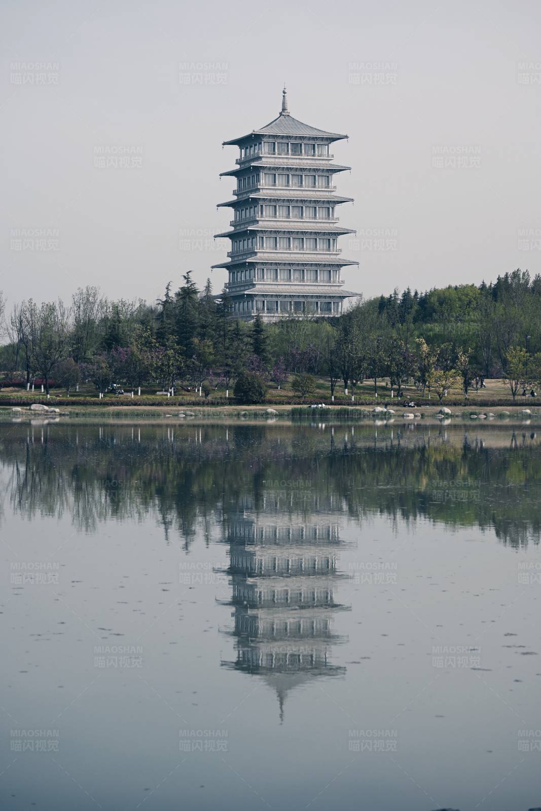 世博园长安塔倒影图片