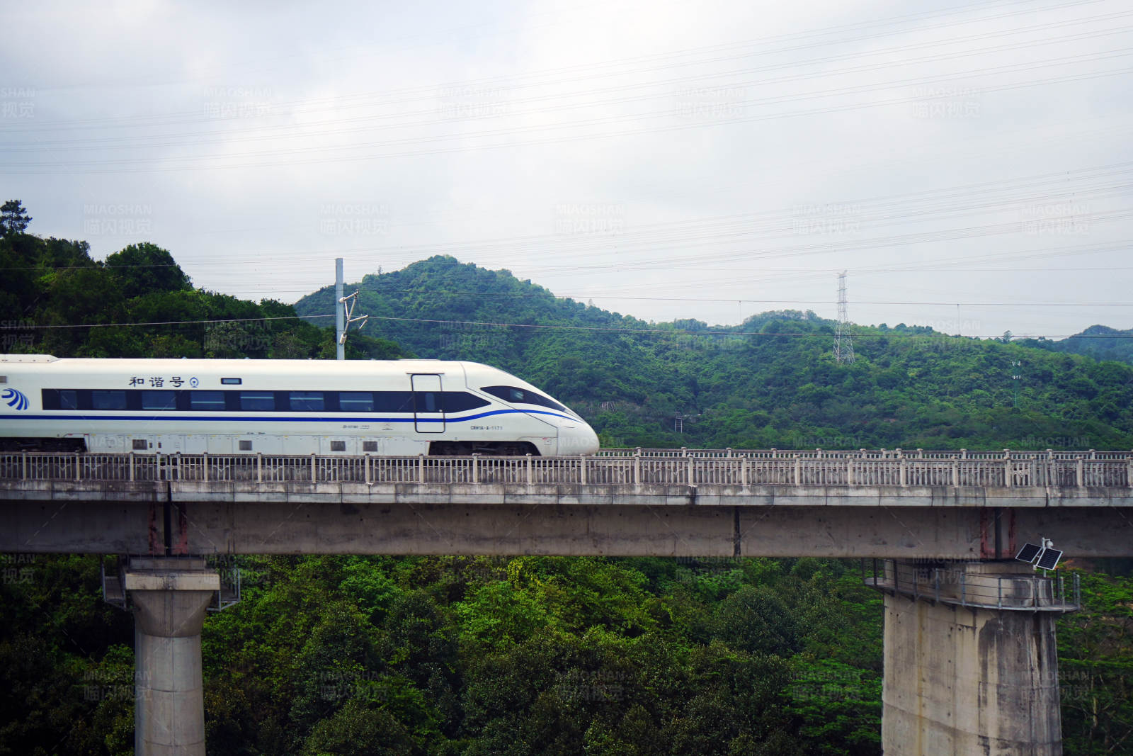 高铁穿山越岭图片
