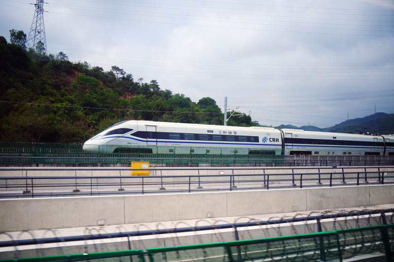 高速列车穿越山间图片