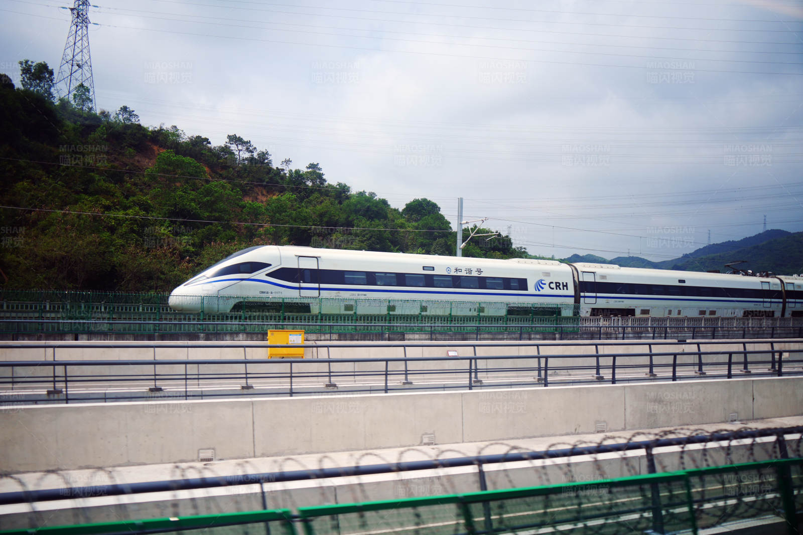 高速列车穿越山间图片