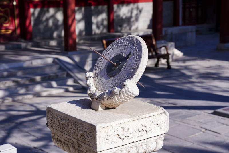 古寺中的石制日晷图片