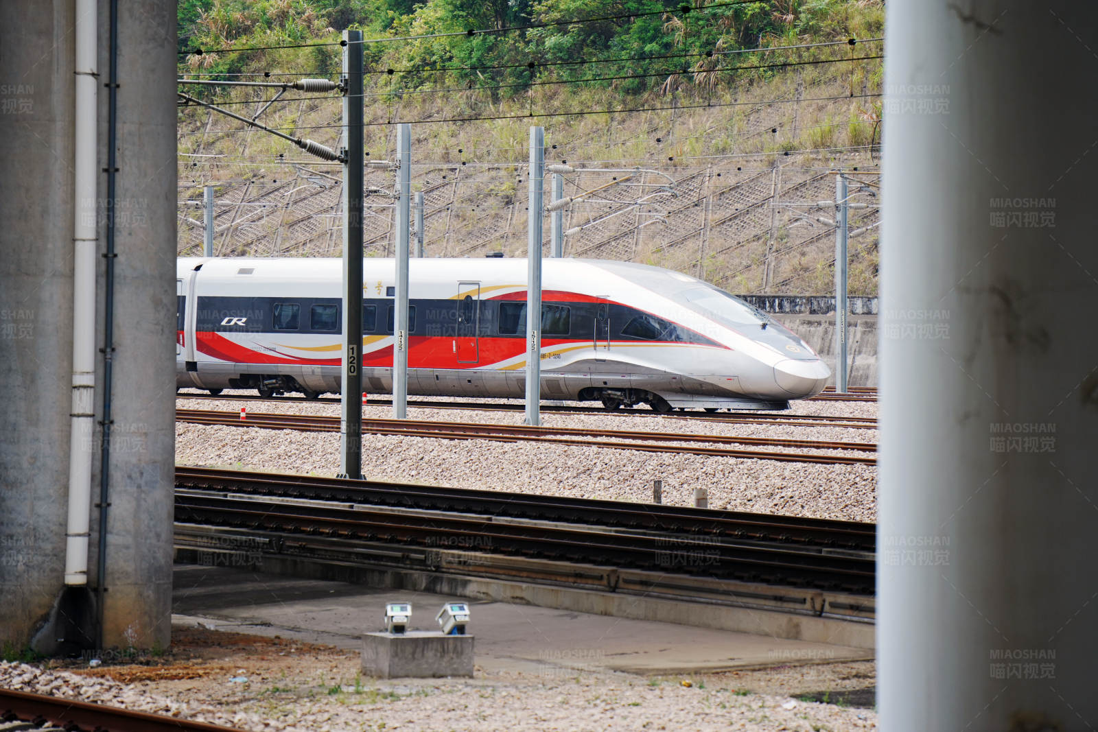 高速列车穿过隧道口图片