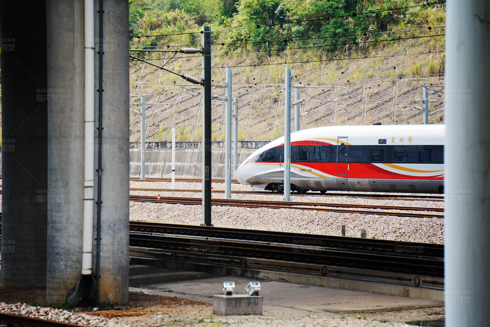 高速列车穿过隧道口图片