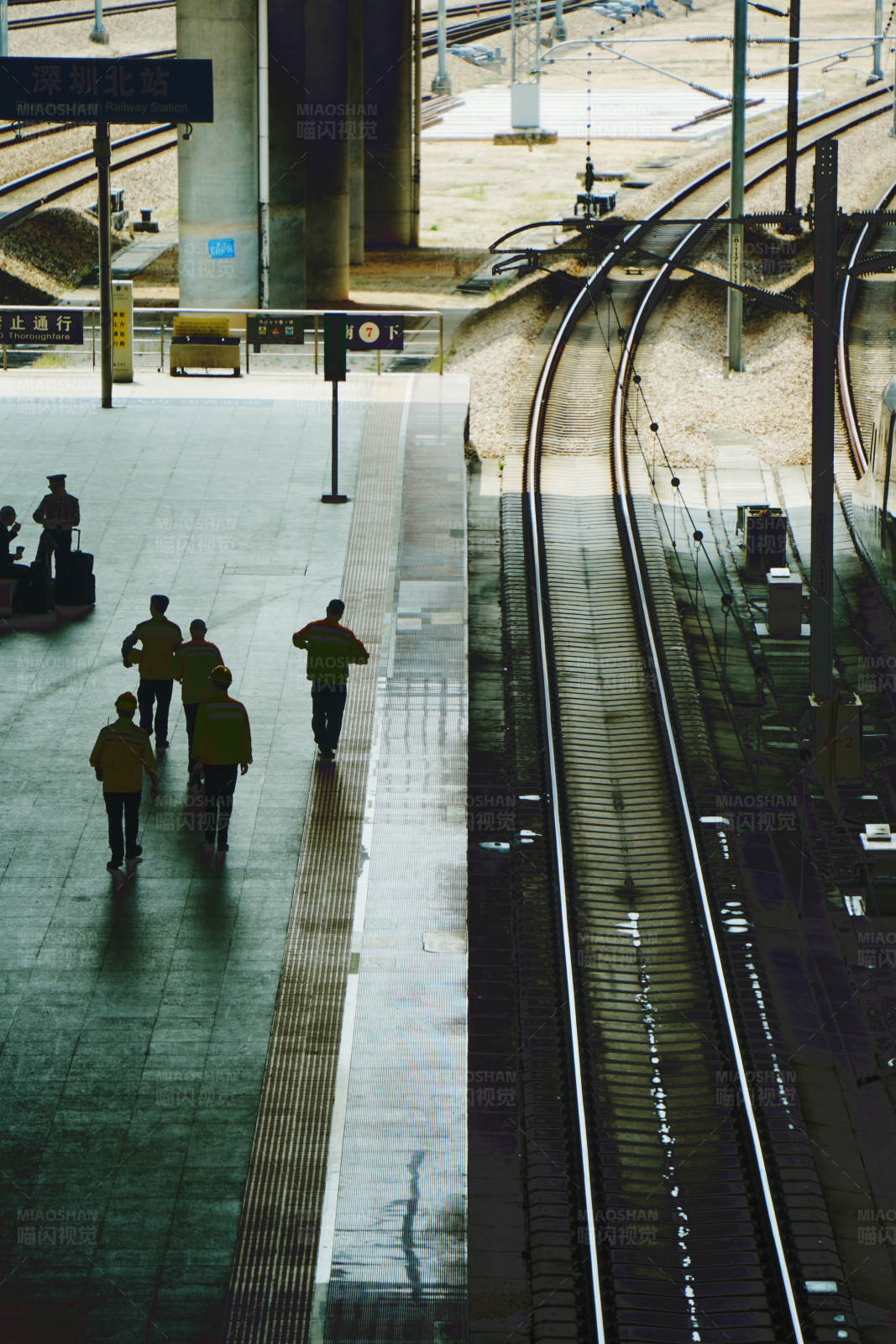 车站月台上的行人图片