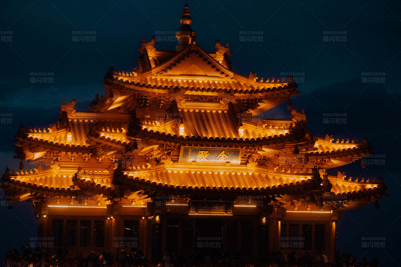 夜幕下的金色寺庙图片