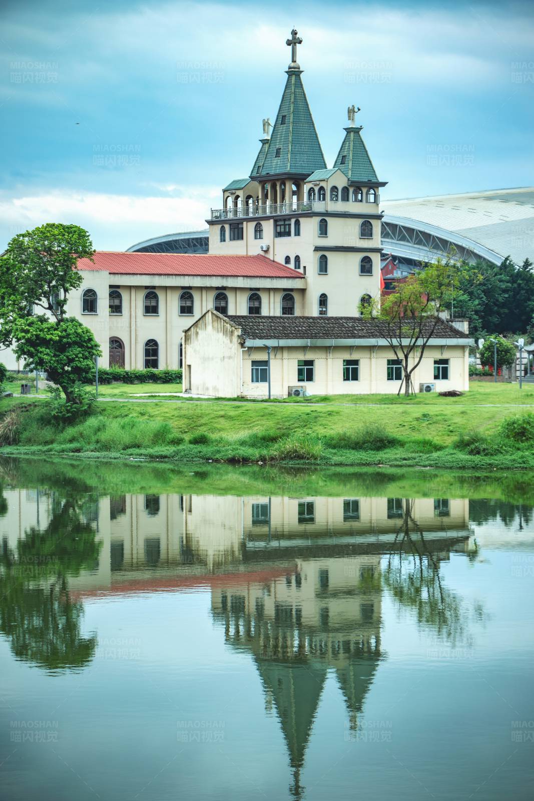 湖畔教堂倒影图片