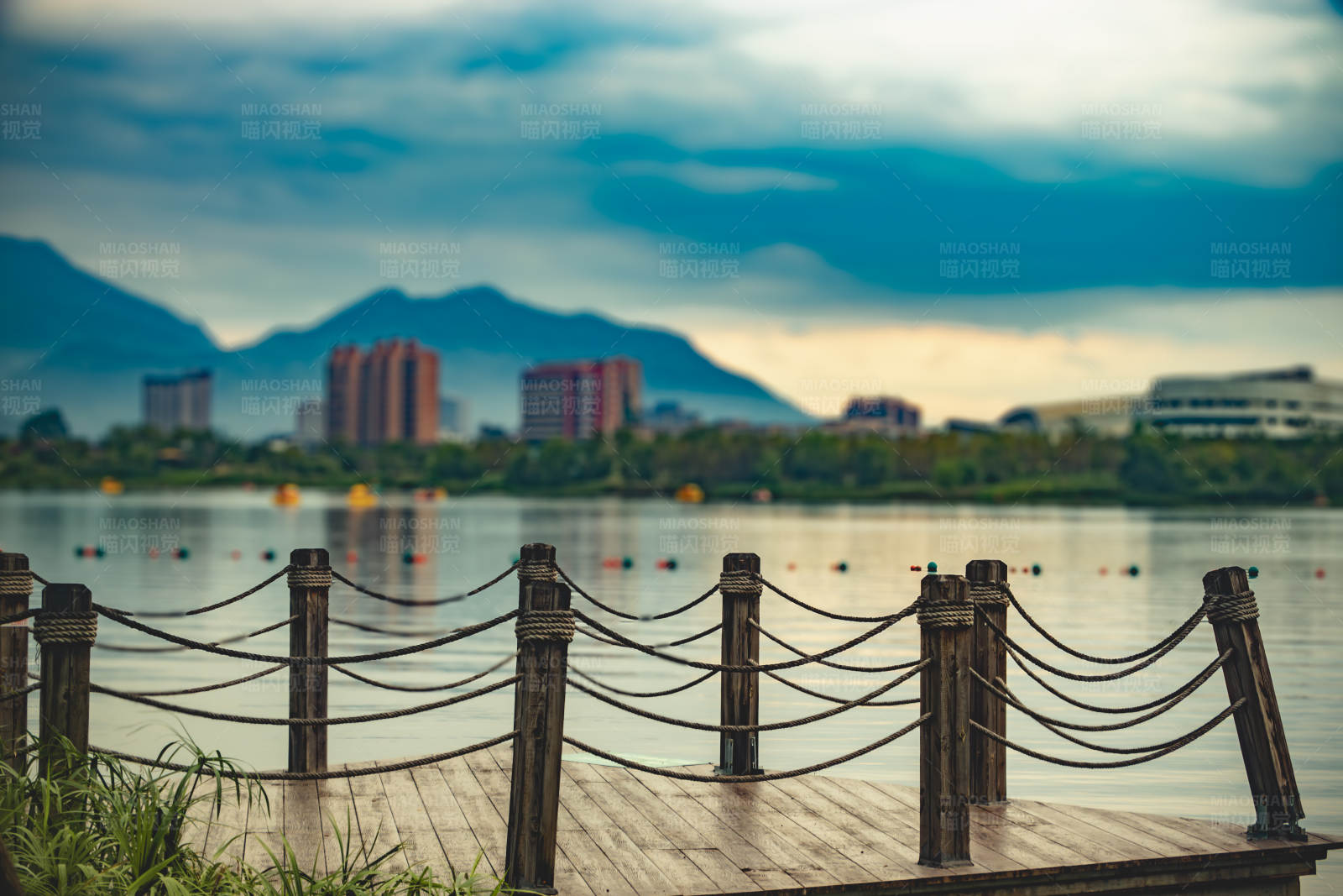 湖畔木桥图片
