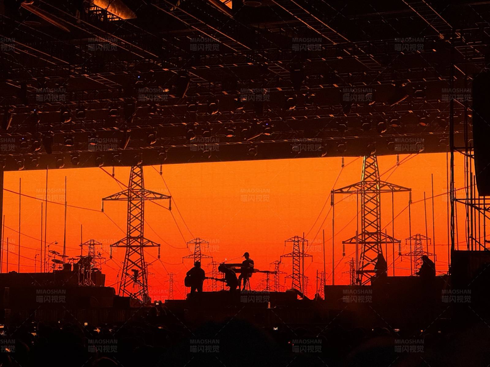 夕阳下的音乐会图片