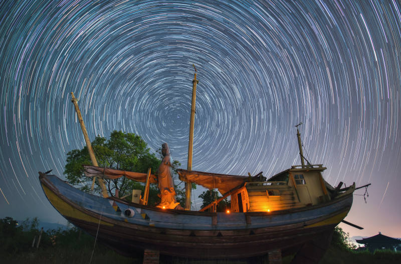 星空下的古老帆船图片