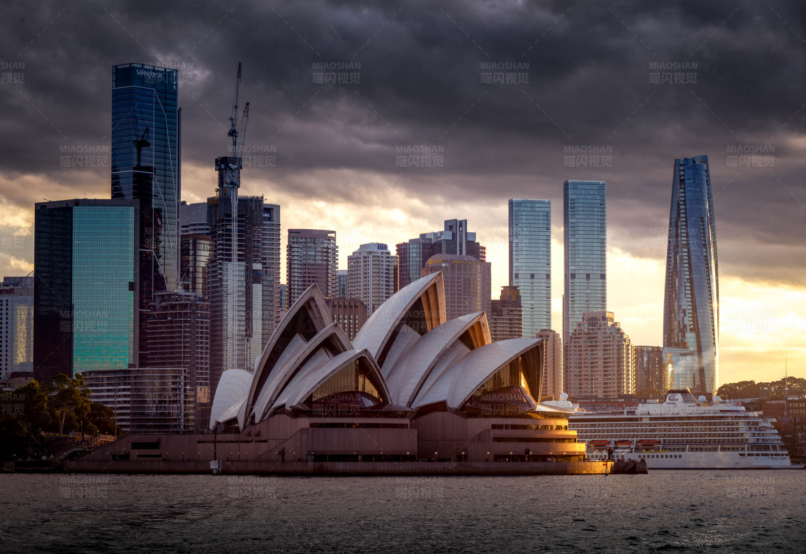 悉尼歌剧院与城市天际线图片